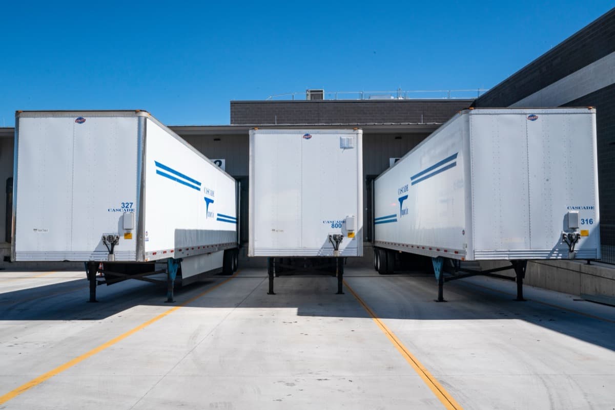 Cajas de tráiler en andenes de carga de un centro de distribución