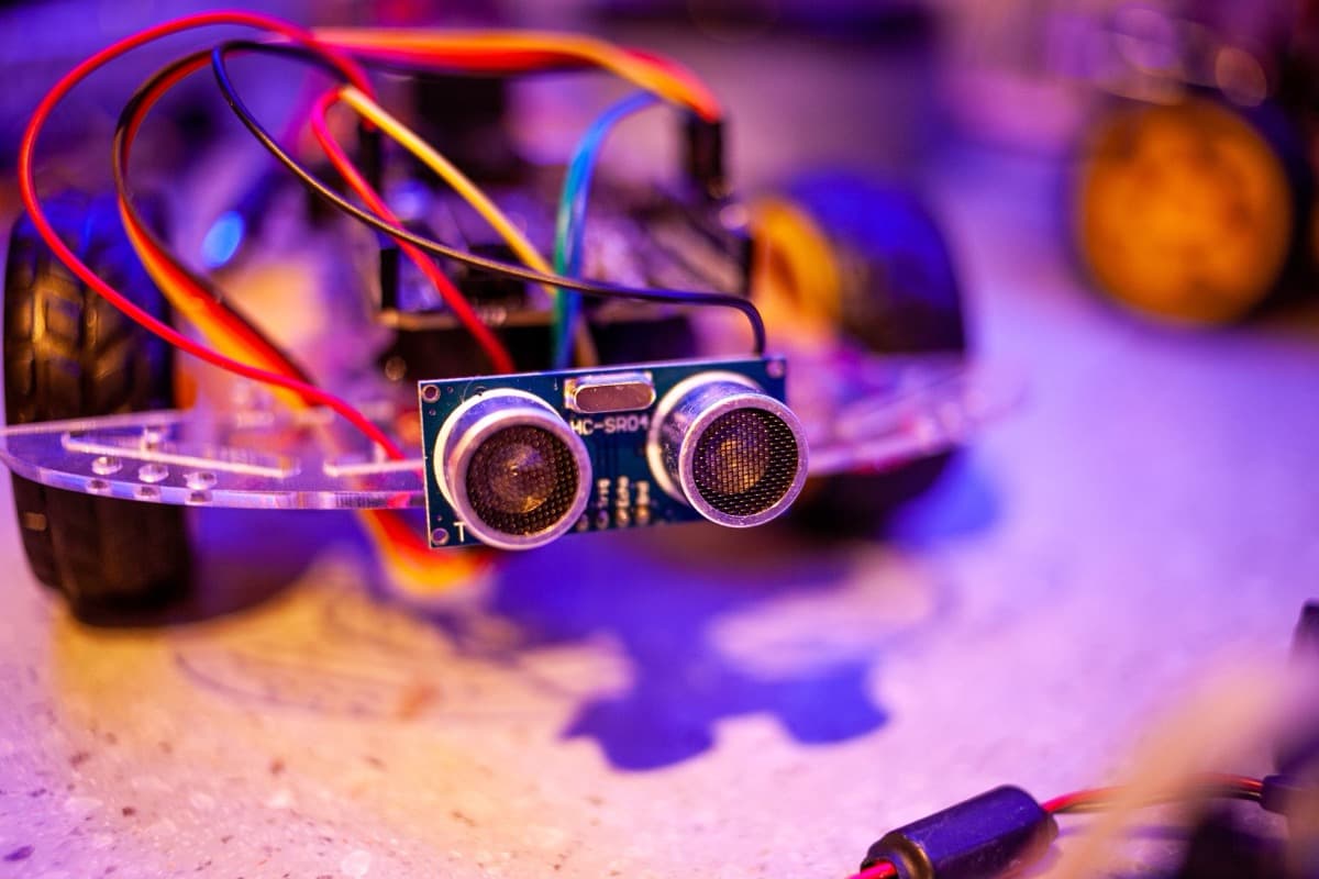 Placa con sensor ultrasónico y cableado de prototipo electrónico