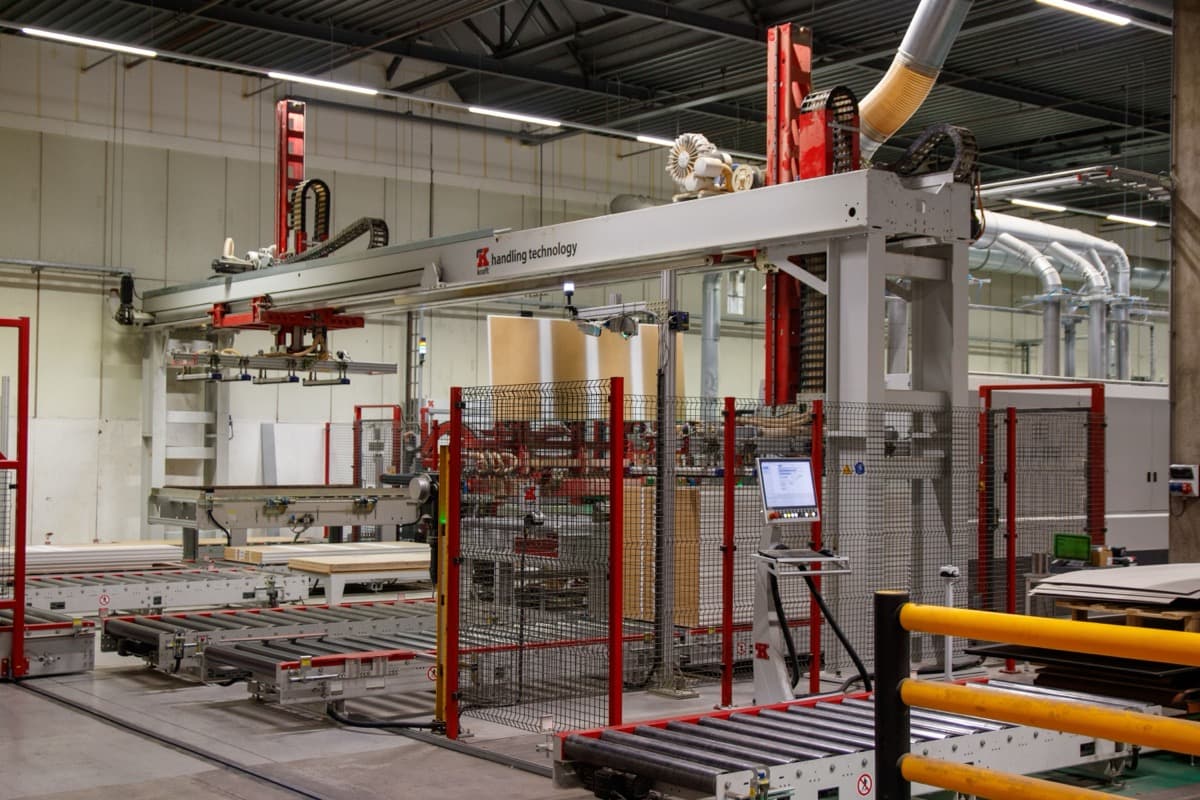 Línea de producción automatizada en una planta de manufactura